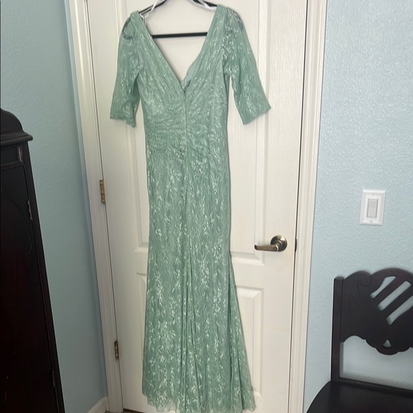 Elegant Green Lace Evening Gown, Mother of Bride or Mother of Groom NWT - Picture 3 of 6